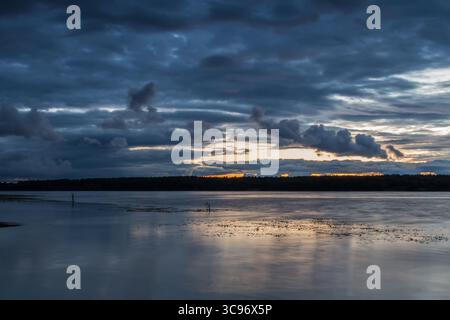 Sonnenuntergang mit wunderschönen Wolken über dem Fluss Wolga in Russland Stockfoto