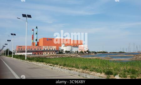 Abfallkraftwerk mit bunten Stapeln und Solar-Straßenlaternen, Dongying China Stockfoto
