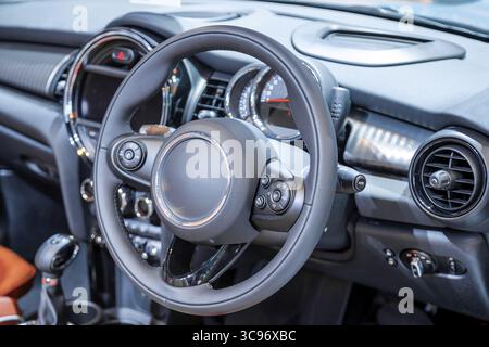 Innenraum eines modernen Autos, Lenkrad und Armaturenbrett. Stockfoto