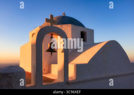 Ägäis Erwachen, Church Dome at First Light, Serifos, Griechenland Stockfoto