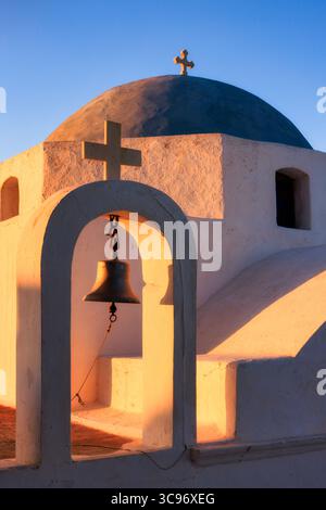 Ägäis Erwachen, Church Dome at First Light, Serifos, Griechenland Stockfoto