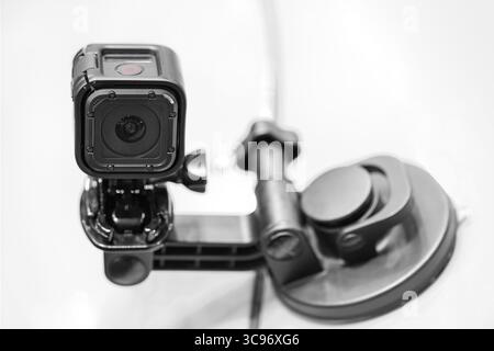 Actionkamera-Fahrzeughalterung auf weißem Rennwagen. Stockfoto
