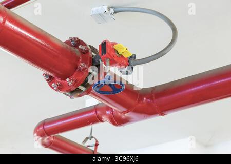 Rohrleitungen und Armaturen der Sprinkleranlage in der Automobilindustrie Stockfoto
