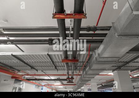 Rohrleitungssysteme, Rohrlöschwasser im Industriegebäude. Stockfoto