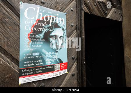 Krakau, Polen - 08. Juli 2025: Poster Chopin in Krakau, das Klavierkonzerte berühmter Komponisten vor hölzernem Hintergrund fördert Stockfoto