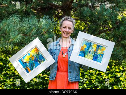 Haddington, East Lothian, Schottland, Großbritannien, 5. August 2025. Künstlerin Jemma Derbyshire: Jemma ist eine Künstlerin, die sich auf farbenfrohe Blumenmalereien spezialisiert hat, inspiriert von ihrer ehrenamtlichen Arbeit im Amisfield Walled Garden und stellt in ganz Schottland aus. Sie ist Tutorin und Mitbegründerin der Paintbox School of Art am Cockenzie House. Zu ihren aktuellen Ausstellungen zählen Sommershows in der Fidra Fine Art Gallery in Gullane, Roger Billcliffe Gallery in Glasgow und Moy Mackay Gallery in Peebles. Amisfield ist einer der größten Gärten Schottlands, der von Freiwilligen betrieben wird. Quelle: Sally Anderson/Alamy Live News Stockfoto