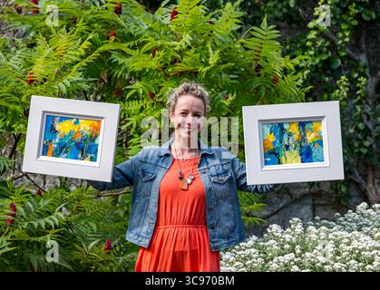 Haddington, East Lothian, Schottland, Großbritannien, 5. August 2025. Künstlerin Jemma Derbyshire: Jemma ist eine Künstlerin, die sich auf farbenfrohe Blumenmalereien spezialisiert hat, inspiriert von ihrer ehrenamtlichen Arbeit im Amisfield Walled Garden und stellt in ganz Schottland aus. Sie ist Tutorin und Mitbegründerin der Paintbox School of Art am Cockenzie House. Zu ihren aktuellen Ausstellungen zählen Sommershows in der Fidra Fine Art Gallery in Gullane, Roger Billcliffe Gallery in Glasgow und Moy Mackay Gallery in Peebles. Amisfield ist einer der größten Gärten Schottlands, der von Freiwilligen betrieben wird. Quelle: Sally Anderson/Alamy Live News Stockfoto
