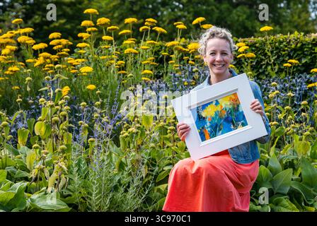 Haddington, East Lothian, Schottland, Großbritannien, 5. August 2025. Künstlerin Jemma Derbyshire: Jemma ist eine Künstlerin, die sich auf farbenfrohe Blumenmalereien spezialisiert hat, inspiriert von ihrer ehrenamtlichen Arbeit im Amisfield Walled Garden und stellt in ganz Schottland aus. Sie ist Tutorin und Mitbegründerin der Paintbox School of Art am Cockenzie House. Zu ihren aktuellen Ausstellungen zählen Sommershows in der Fidra Fine Art Gallery in Gullane, Roger Billcliffe Gallery in Glasgow und Moy Mackay Gallery in Peebles. Amisfield ist einer der größten Gärten Schottlands, der von Freiwilligen betrieben wird. Quelle: Sally Anderson/Alamy Live News Stockfoto