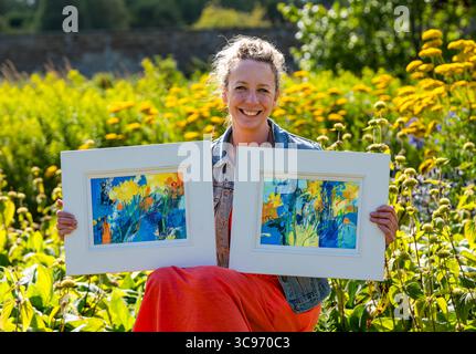 Haddington, East Lothian, Schottland, Großbritannien, 5. August 2025. Künstlerin Jemma Derbyshire: Jemma ist eine Künstlerin, die sich auf farbenfrohe Blumenmalereien spezialisiert hat, inspiriert von ihrer ehrenamtlichen Arbeit im Amisfield Walled Garden und stellt in ganz Schottland aus. Sie ist Tutorin und Mitbegründerin der Paintbox School of Art am Cockenzie House. Zu ihren aktuellen Ausstellungen zählen Sommershows in der Fidra Fine Art Gallery in Gullane, Roger Billcliffe Gallery in Glasgow und Moy Mackay Gallery in Peebles. Amisfield ist einer der größten Gärten Schottlands, der von Freiwilligen betrieben wird. Quelle: Sally Anderson/Alamy Live News Stockfoto