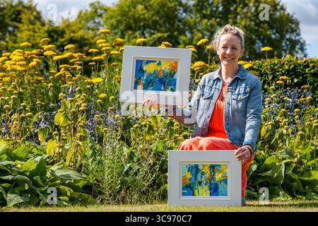 Haddington, East Lothian, Schottland, Großbritannien, 5. August 2025. Künstlerin Jemma Derbyshire: Jemma ist eine Künstlerin, die sich auf farbenfrohe Blumenmalereien spezialisiert hat, inspiriert von ihrer ehrenamtlichen Arbeit im Amisfield Walled Garden und stellt in ganz Schottland aus. Sie ist Tutorin und Mitbegründerin der Paintbox School of Art am Cockenzie House. Zu ihren aktuellen Ausstellungen zählen Sommershows in der Fidra Fine Art Gallery in Gullane, Roger Billcliffe Gallery in Glasgow und Moy Mackay Gallery in Peebles. Amisfield ist einer der größten Gärten Schottlands, der von Freiwilligen betrieben wird. Quelle: Sally Anderson/Alamy Live News Stockfoto