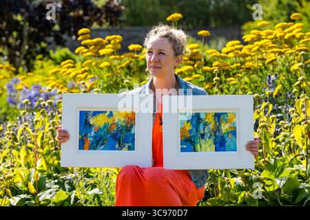 Haddington, East Lothian, Schottland, Großbritannien, 5. August 2025. Künstlerin Jemma Derbyshire: Jemma ist eine Künstlerin, die sich auf farbenfrohe Blumenmalereien spezialisiert hat, inspiriert von ihrer ehrenamtlichen Arbeit im Amisfield Walled Garden und stellt in ganz Schottland aus. Sie ist Tutorin und Mitbegründerin der Paintbox School of Art am Cockenzie House. Zu ihren aktuellen Ausstellungen zählen Sommershows in der Fidra Fine Art Gallery in Gullane, Roger Billcliffe Gallery in Glasgow und Moy Mackay Gallery in Peebles. Amisfield ist einer der größten Gärten Schottlands, der von Freiwilligen betrieben wird. Quelle: Sally Anderson/Alamy Live News Stockfoto