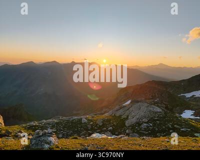 Atemberaubender Blick auf die Berge bei Sonnenuntergang mit leuchtenden Farben und dramatischer Beleuchtung, die das Wesen der Schönheit der Natur einfangen Stockfoto