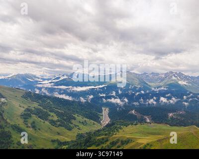 Atemberaubende Berglandschaft mit üppigen grünen Hügeln und dramatischen Wolken, die eine atemberaubende natürliche Umgebung voller Ruhe schaffen Stockfoto