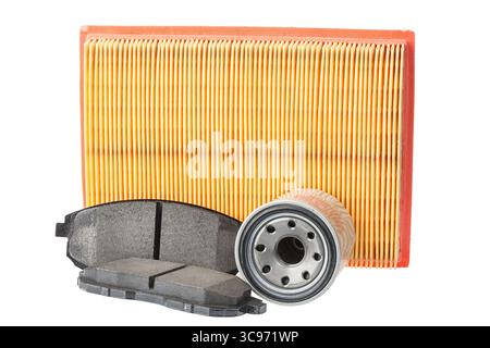 Satz Bremsbeläge, Ölfilter, Luftfilter. Ersatzteile auf weißem Hintergrund isoliert. Stockfoto