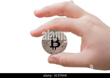 Kryptowährungs-Bitcoin isoliert auf weiß mit selektivem Fokus. Weibliche Hand hält Symbol der Kryptowährung - elektronisches virtuelles Geld für Web b Stockfoto