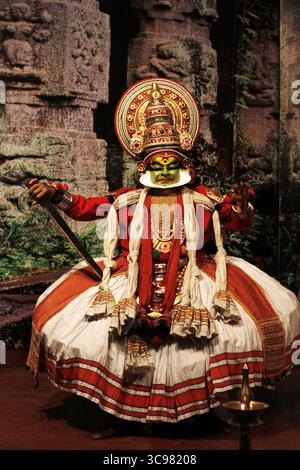 Ein Künstler, der Kathakali-Tanz in Kochi, Kerala, Indien aufführt. Stockfoto