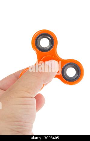 Mann mit modernem orangenem Spinner isoliert auf weißem Hintergrund. Stockfoto