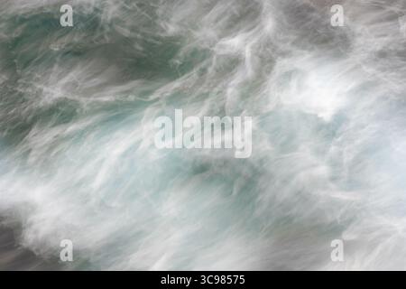 Weich fließende Wellenbewegung in abstraktem Design, strukturierter Hintergrund Stockfoto