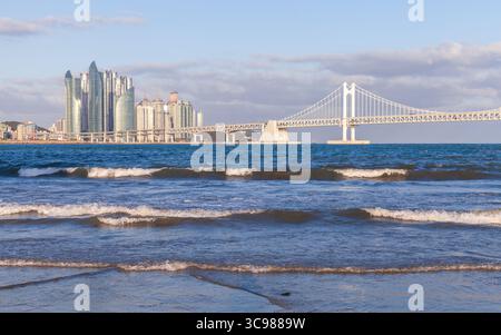 Busan City Küstenlandschaft, Gwangandaegyo oder Diamond Bridge liegt im Hintergrund. Südkorea Stockfoto