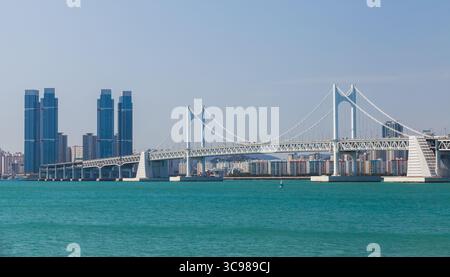 Stadtlandschaft mit Gwangandaegyo oder Diamond Bridge, Hängebrücke in Busan, Republik Korea Stockfoto