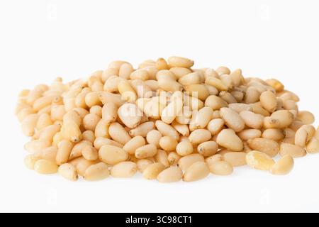 Zedernholz-Pinienkerne isoliert auf weißem Hintergrund Stockfoto