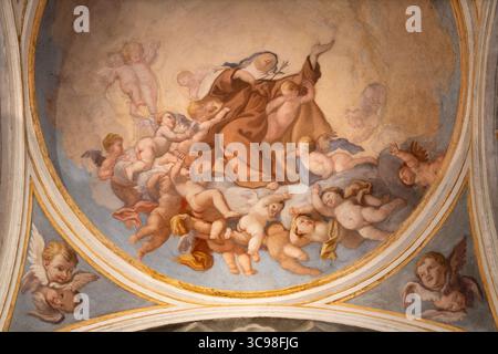 PIACENZA, ITALIEN - 20. MAI 2025: Das Deckenfresko der Heiligen Theresia von Avila in der Kirche Chiesa di Santa Teresa von Bartolomeo Rusca (1680–1750). Stockfoto