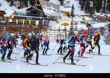11. Dezember 2022: Skitourenläufer verlassen die Startlinie für einen mühsamen Aufstieg zum Tour de Basin SKIMO Individual Race, A-Basin Ski Area, Frisco, Colorado (Bild: © Larry Clouse/CSM Via ZUMA Press Wire) Stockfoto