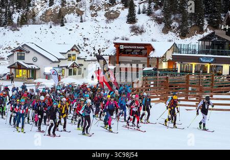 11. Dezember 2022: Skitourenläufer verlassen die Startlinie für einen mühsamen Aufstieg zum Tour de Basin SKIMO Individual Race, A-Basin Ski Area, Frisco, Colorado (Bild: © Larry Clouse/CSM Via ZUMA Press Wire) Stockfoto