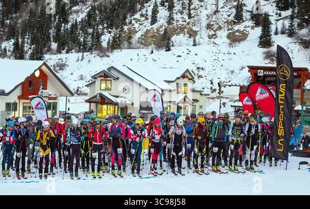 11. Dezember 2022: Skitourenläufer warten an der Startlinie, bevor es zum Tour de Basin SKIMO Individual Race, A-Basin Ski Area, Frisco, Colorado beginnt (Bild: © Larry Clouse/CSM Via ZUMA Press Wire) Stockfoto