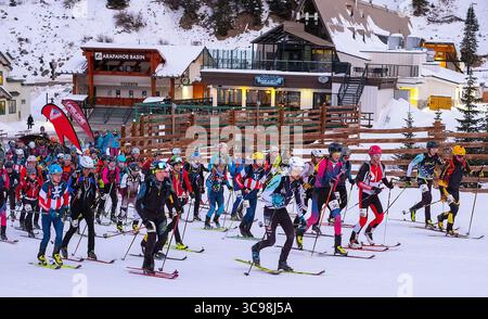 11. Dezember 2022: Skitourenläufer verlassen die Startlinie für einen mühsamen Aufstieg zum Tour de Basin SKIMO Individual Race, A-Basin Ski Area, Frisco, Colorado (Bild: © Larry Clouse/CSM Via ZUMA Press Wire) Stockfoto