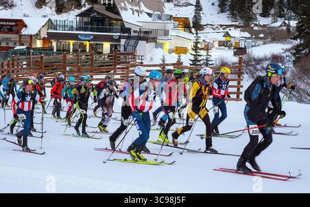 11. Dezember 2022: Skitourenläufer verlassen die Startlinie für einen mühsamen Aufstieg zum Tour de Basin SKIMO Individual Race, A-Basin Ski Area, Frisco, Colorado (Bild: © Larry Clouse/CSM Via ZUMA Press Wire) Stockfoto