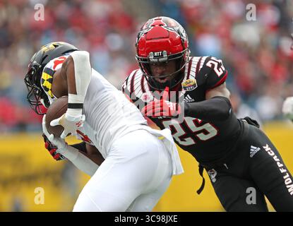 30. Dezember 2022, Charlotte, North Carolina, Vereinigte Staaten von Amerika: 30. Dezember 2022: North Carolina State Wolfpack Cornerback Shyheim Battle (25) bekämpft Maryland Terrapins Running Back Ramon Brown (8) während des NCAA Football Bowl zwischen dem North Carolina State Wolfpack und den Maryland Terrapins im Dukeâ€ Mayo Bowl im Bank of America Stadium in Charlotte, North Carolina. Wes Hight/Zuma Press (Foto: © Wes Hight/ZUMA Press Wire) Stockfoto