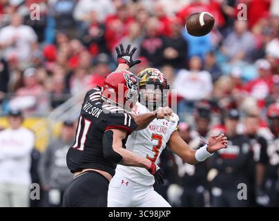 30. Dezember 2022, Charlotte, North Carolina, Vereinigte Staaten von Amerika: 30. Dezember 2022: North Carolina State Wolfpack Linebacker Payton Wilson (11) blockiert den Maryland Terrapins Quarterback Taulia Tagovailoa (3) Pass während des NCAA Football Bowl zwischen den North Carolina State Wolfpack und den Maryland Terrapins im Dukeâ€ Mayo Bowl im Bank of America Stadium in Charlotte, North Carolina. Wes Hight/Zuma Press (Foto: © Wes Hight/ZUMA Press Wire) Stockfoto