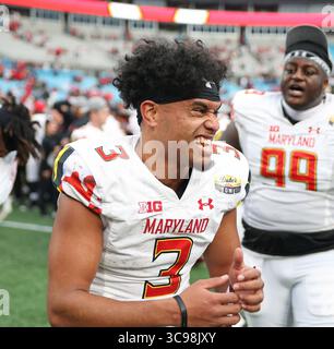 30. Dezember 2022, Charlotte, North Carolina, Vereinigte Staaten von Amerika: 30. Dezember 2022: Der Maryland Terrapins Quarterback Taulia Tagovailoa (3) feiert den Sieg nach dem NCAA-Football-Dukeâ Bowl zwischen dem North Carolina State Wolfpack und den Maryland Terrapins im Bank of America Stadium in Charlotte, North Carolina. Wes Hight/Zuma Press (Foto: © Wes Hight/ZUMA Press Wire) Stockfoto