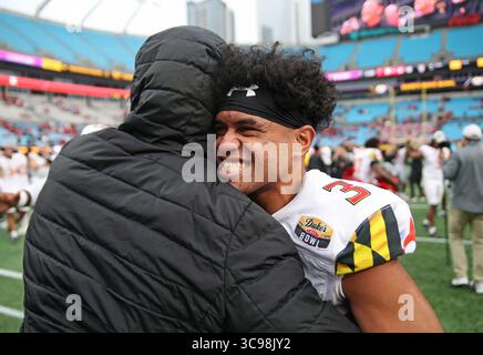 30. Dezember 2022, Charlotte, North Carolina, Vereinigte Staaten von Amerika: 30. Dezember 2022: Der Maryland Terrapins Quarterback Taulia Tagovailoa (3) feiert den Sieg nach dem NCAA-Football-Dukeâ Bowl zwischen dem North Carolina State Wolfpack und den Maryland Terrapins im Bank of America Stadium in Charlotte, North Carolina. Wes Hight/Zuma Press (Foto: © Wes Hight/ZUMA Press Wire) Stockfoto