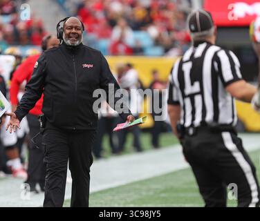 30. Dezember 2022, Charlotte, North Carolina, Vereinigte Staaten von Amerika: 30. Dezember 2022: Maryland Terrapins Cheftrainer Michael Locksley reagiert auf einen Anruf während des NCAA-Football-Bowlingspiels zwischen den North Carolina State Wolfpack und den Maryland Terrapins Dukeâ im Mayo Bowl im Bank of America Stadium in Charlotte, North Carolina. Wes Hight/Zuma Press (Foto: © Wes Hight/ZUMA Press Wire) Stockfoto