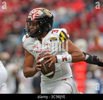 30. Dezember 2022, Charlotte, North Carolina, Vereinigte Staaten von Amerika: 30. Dezember 2022: Maryland Terrapins Quarterback Taulia Tagovailoa (3) während des NCAA Football Bowl zwischen dem North Carolina State Wolfpack und den Maryland Terrapins im Dukeâ€'s Mayo Bowl im Bank of America Stadium in Charlotte, North Carolina. Wes Hight/Zuma Press (Foto: © Wes Hight/ZUMA Press Wire) Stockfoto