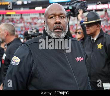 30. Dezember 2022, Charlotte, North Carolina, Vereinigte Staaten von Amerika: 30. Dezember 2022: Maryland Terrapins Head Coach Michael Locksley nach dem NCAA Football Bowl zwischen den North Carolina State Wolfpack und den Maryland Terrapins im Dukeâ-Bowl im Bank of America Stadium in Charlotte, North Carolina. Wes Hight/Zuma Press (Foto: © Wes Hight/ZUMA Press Wire) Stockfoto