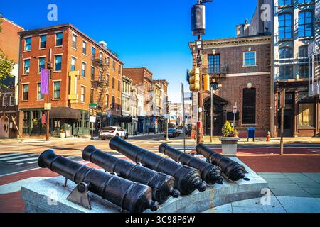 Philadelphia, Pennsylvania, USA, Blick auf die Altstadt. Das Denkmal mit den Kanonen ist Teil des Welcome Park, der William Penn, die ehrt Stockfoto