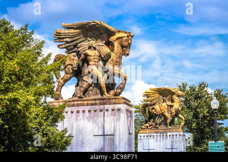 Washington DC, USA, 13. September 2024: The Arts of Peace Sculptures on Washington Memorial Bridge. Wahrzeichen von Washington DC, der Hauptstadt der USA. Von Jame Stockfoto