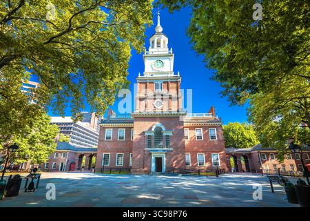 Blick auf das historische Wahrzeichen der Independence Hall in Philadelphia vom Independence Square, Bundesstaat Pennsylvania, USA Stockfoto