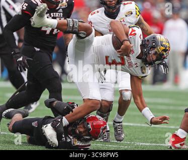 30. Dezember 2022, Charlotte, North Carolina, Vereinigte Staaten von Amerika: 30. Dezember 2022: Der Maryland Terrapins Quarterback Taulia Tagovailoa (3) wird vom North Carolina State Wolfpack Cornerback Derrek Pitts Jr. (24) während des NCAA Football Dukeâ Bowl zwischen den North Carolina State Wolfpack und den Maryland Terrapins im Bank of America Stadium in Charlotte, North Carolina, North Carolina, North Carolina, North Carolina, stürzt. Wes Hight/Zuma Press (Foto: © Wes Hight/ZUMA Press Wire) Stockfoto