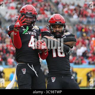 30. Dezember 2022, Charlotte, North Carolina, Vereinigte Staaten von Amerika: 30. Dezember 2022: North Carolina State Wolfpack Safety Cyrus Fagan (4) und North Carolina State Wolfpack Safety Tanner Iningle (10) feiern während des NCAA Football Bowl zwischen dem North Carolina State Wolfpack und den Maryland Terrapins im Dukeâ Mayo Bowl im Bank of America Stadium in Charlotte, North Carolina. Wes Hight/Zuma Press (Foto: © Wes Hight/ZUMA Press Wire) Stockfoto