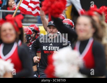 30. Dezember 2022, Charlotte, North Carolina, Vereinigte Staaten von Amerika: 30. Dezember 2022: North Carolina State Wolfpack Head Coach Dave Doeren während des NCAA Football Bowl zwischen den North Carolina State Wolfpack und den Maryland Terrapins im Dukeâ-Bowl im Bank of America Stadium in Charlotte, North Carolina. Wes Hight/Zuma Press (Foto: © Wes Hight/ZUMA Press Wire) Stockfoto