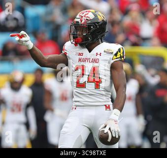 30. Dezember 2022, Charlotte, North Carolina, Vereinigte Staaten von Amerika: 30. Dezember 2022: Maryland Terrapins Running Back Roman Hemby (24) feiert während des NCAA Football Bowl zwischen dem North Carolina State Wolfpack und den Maryland Terrapins im Dukeâ-Bowl im Bank of America Stadium in Charlotte, North Carolina. Wes Hight/Zuma Press (Foto: © Wes Hight/ZUMA Press Wire) Stockfoto