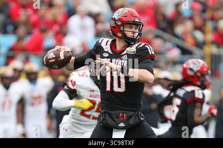 30. Dezember 2022, Charlotte, North Carolina, Vereinigte Staaten von Amerika: 30. Dezember 2022: North Carolina State Wolfpack Quarterback Ben Finley (10) während des NCAA Football Bowl zwischen den North Carolina State Wolfpack und den Maryland Terrapins im Dukeâ Mayo Bowl im Bank of America Stadium in Charlotte, North Carolina. Wes Hight/Zuma Press (Foto: © Wes Hight/ZUMA Press Wire) Stockfoto