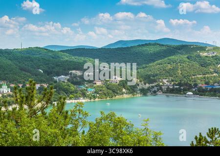 Schöne Aussicht auf den Abrau-Durso See in den Bergen des Kaukasus. Stockfoto