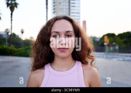 Junge kaukasische Frau im Freien in städtischer Umgebung. Stockfoto