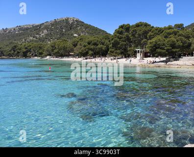 Wunderschöne Strände von Cap de Formentor in der Nähe von Puerto Pollensa. Die Gegend ist ein beliebter Ort für einen Tagesausflug und wird von vielen Bootstouren bedient. Stockfoto