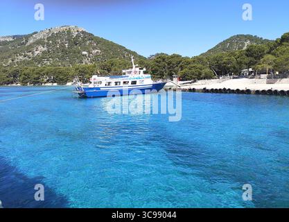 Wunderschöne Strände von Cap de Formentor in der Nähe von Puerto Pollensa. Die Gegend ist ein beliebter Ort für einen Tagesausflug und wird von vielen Bootstouren bedient. Stockfoto